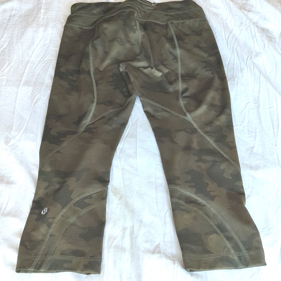 lululemon athletica Cropped Green Camouflage Leggings - Picture 4 of 7